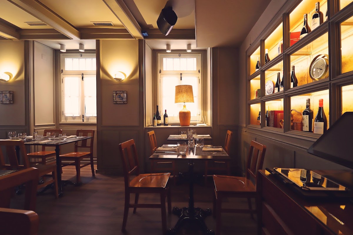 Tasca Cova Funda (Amadora) warm dining room